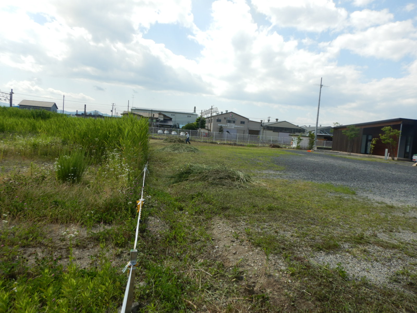 【郡山市内】砂利の駐車場 除草作業後02