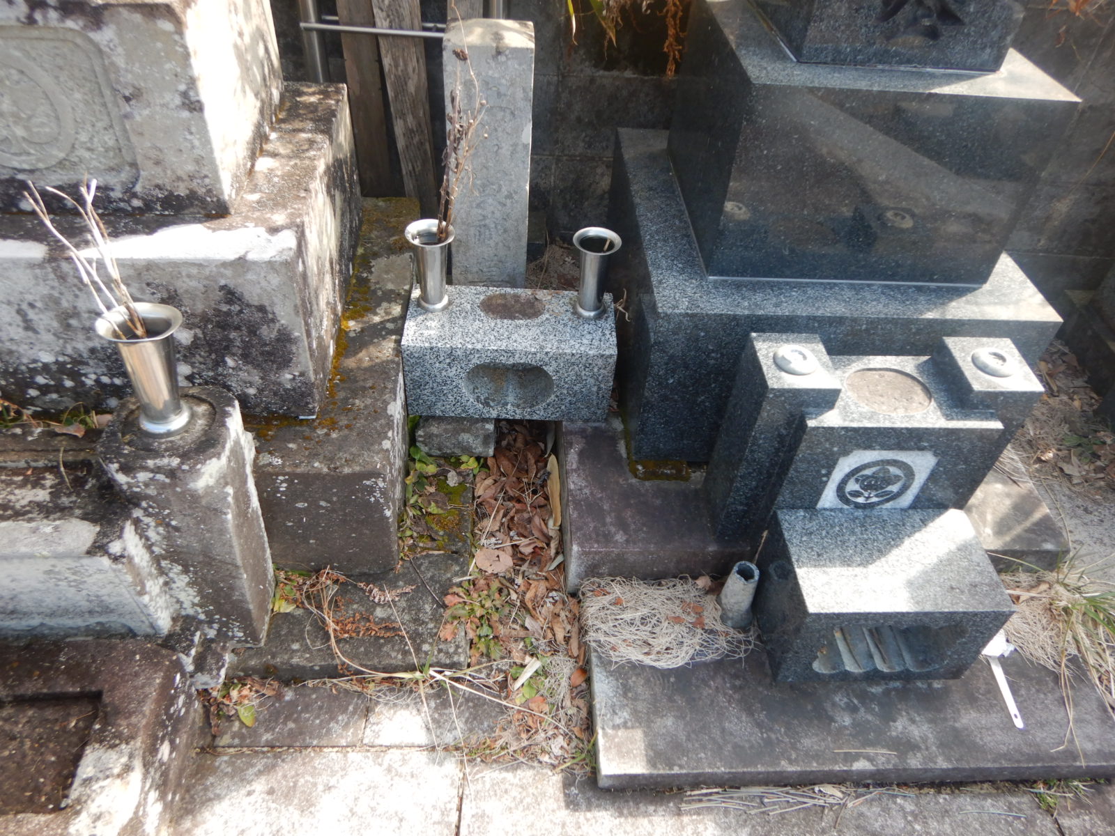 施工事例202508【いきいきワーカーズ郡山】 お墓掃除　清掃前03
